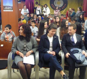 Visitación Blanco, directora del centro, Silvia Méndez, alcaldesa, y Genaro Alonso, consejero
